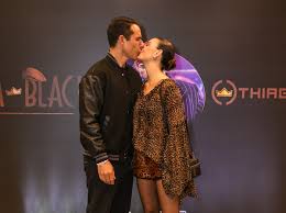 Isis Valverde e Marcus Buaiz se beijam em show de Thiaguinho no Rio