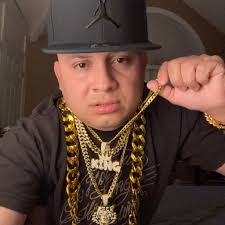 CreadoresSanAntonio El Chele Firpo 503 es un creador de contenido  originario de nuestro cantón San Antonio. Con sus videos para Facebook y  TikTok, muestra su día a día en el trabajo y