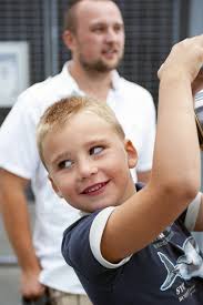 Un Niño En Uniforme Militar Se Está Sentando En El Cuello De Su Padre En  Regimiento Inmortal De La Acción ' Imagen de archivo editorial