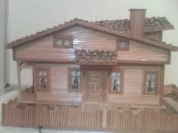 Karadeniz evleri maketi, tamamen ahşap olup, yaklaşık 1500 parçadan oluşmaktadır. Elisi Elyapimi Hobi Ev Maketleri Ev Maketi Orhan Altinay Serbest Calisma