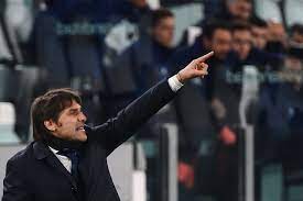 Uno che ha quell'atteggiamento non può essere lucido.uno che in finale di el si mette a sbraitare al 10° minuto con un giocatore avversario non sta bene.non può allenare bene. Conte Mostra Il Dito Medio Verso La Tribuna Agnelli Reagisce E Negli Spogliatoi