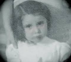 Ad una donna forte, il buongiorno. Una donna forte è una donna che ama  fortemente e piange fortemente e fortemente è terrorizzata e ha forti  desideri. Una donna forte è forte in