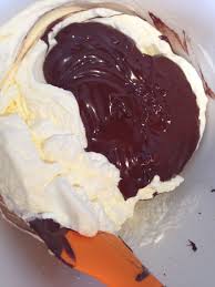 Calda De Chocolate Derretido Com Creme De Leite Chantilly Com Chocolate Meio Amargo Chocolate Sobremesa Ideias