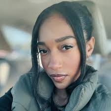 Courtney Sage's Instagram, Twitter & Facebook