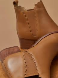 Put your best foot forward in a pair of shoes from our fabulously fashionable footwear collection. Damen Chelsea Boots Aus Leder Mit Festonborte Camelfarben Schwarz Dunkelblau Farbe Camelfarben Schwarz Dunkelblau Grosse 36 37 38 39 40 41 Grossentabellen Menge Lieferbar Ce Produit Ne Peut Etre Ajoute A Votre Panier Le Nombre D Articles