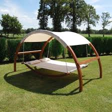 Luxuriose Entspannung Mit Einer Hochwertigen Hangematte Mit Gestell Was Gibt Es Da Schoneres Als Gemutlich Terrassen Schaukel Outdoor Dekorationen Gartenliege