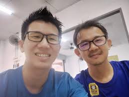 游山玩水来到🛫，想说去吃个早餐小休一下。突然看到一个熟悉的身影和面孔出现在眼前，还在犹豫着要不要去相认一下，老板就把咱们的水放在同一桌。于是就趁这机会坐下来，一起聊天，然后就相认了。果然这位帅哥就是失联了