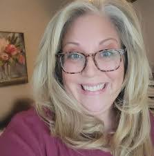 Lori Farris's Instagram, Twitter & Facebook