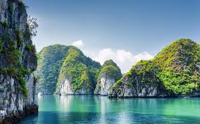 La baia di halong, una città che non si può perdere quando arrivate in vietnam, è stato considerato come patrimonio mondiale dell'umanità da unesco, distanza da 200km da hanoi. Download Wallpapers Halong Bay 4k Ocean Summer Vietnam Cliffs Asia Besthqwallpapers Com Landscape Wallpaper Vietnam Ha Long Bay
