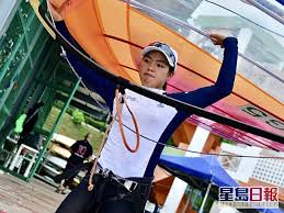 東奧女子滑浪風帆 rs:x 組別，港隊代表陳晞文正迎接明天的獎牌賽。 她經歷 12 場賽事後，目前總成績暫列第 8 。 表現曾獲教練大讚的陳晞文，原來曾經歷哮喘、肋骨斷裂、脾臟被切，她不但未有被這些難關打敗，還愈戰愈勇，勇闖奧運獎牌賽，到底她背後的故事如何？ æ±å¥§åå° æ¾æ'æ·5èéª¨è¾èå¨åé¤é³æææ­·è¦ççµåºæ° æå³¶æ¥å ± Line Today