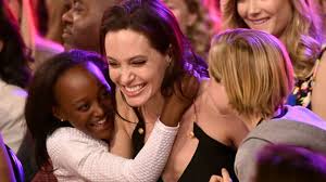 Angelina Jolie Credits Mother Marcheline Bertrand With Guiding Her Parenting Huffpost Canada Parents