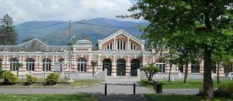 Entre les deux, une spécificité propre au jardin des bains, le parcours de marche comprend trois bassins successifs de profondeurs différentes, de températures différentes avec des matières de fond qui varient. Le Jardin Des Bains Centre De Balneo A Argeles Gazost Val D Azun Argeles Hautacam Hautes Pyrenees Hautes Pyrenees