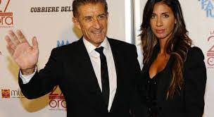 Jun 10, 2021 · per la prima volta romina pierdomenico, la fidanzata di ezio greggio, ha parlato della malattia che ha cambiato la sua vita.una malattia che ha costretto la bella modella e showgirl a rivedere le. Chi E Simona Gobbi Ex Giovane Compagna Di Ezio Greggio