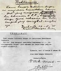 Teks tersebut dibacakan oleh soekarno didampingi mohammad hatta pada hari jumat pukul 10.00 di serambi depan rumah soekarno , jalan pegangsaan timur nomor 56, djakarta (sekarang jalan proklamasi nomor 5, jakarta pusat). Teks Proklamasi Tulisan Bung Karno Dibuang Ke Keranjang Sampah Dan Pembacaan Tanpa Rekaman Halaman 1 Kompasiana Com