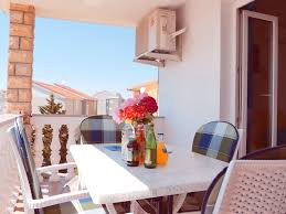Wenn sie ein ferienhaus in kroatien am meer buchen, lassen sie sich das risotto crni rižot schmecken, das durch tintenfischfarbe dunkel gefärbt ist. Gunstige Apartments In Novalja Auf Der Insel Pag Insel Pag Apartments Privatunterkunfte