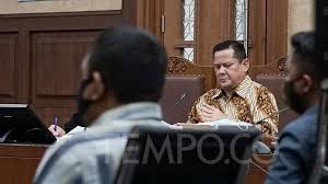 Buronan kasus pengalihan hak tagih (cessie) bank bali, djoko tjandra, ditangkap di malaysia. Sekretaris Pribadi Djoko Tjandra Bersaksi Di Sidang Napoleon Bonaparte Foto Gooto Com