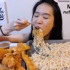 Jollibee & Filipino noodles feast! Eating Lucky Me's Pancit Canton noodles  and Jollibee Chickenjoy :D