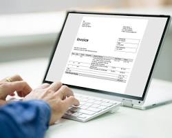 person creating an einvoice on a computer resmi