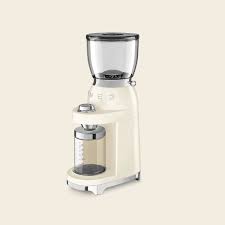 Curved and compact products, star characters of the kitchen, perfect for people who love being an at home chef. Small Domestic Appliances Smeg Usa