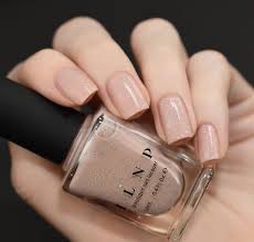 طرق اختيار طلاء الأظافر المناسب لكِ حسب لون بشرتك