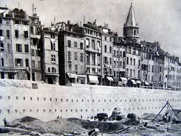 La Reconstruction Du Vieux Port A Marseille Entre 1947 Et 1958 Si L Operation Urbaine De Reconstruction Du Vieux Port Releve Vieux Port Ville France Marseille