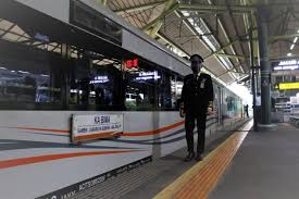 Gaya gerak disediakan oleh lokomotif yang terpisah atau motor individu dalam beberapa unit. Antisipasi Keterlambatan Berikut Daftar Kereta Api Stasiun Gambir Yang Berhenti Di Jatinegara Pikiran Rakyat Bekasi
