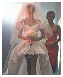 Okay So I M Not Going In For The Wedding Board But I Really Really Love Her Dress In This Video Casamento Chuva Chuvas De Novembro Saias Mullet