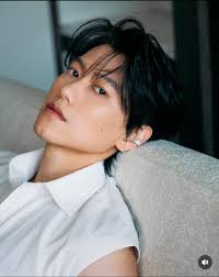 So beautiful …. His eyes make me weak 💜