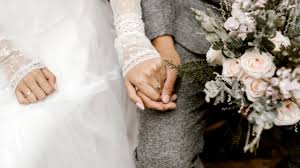 Manchmal geschieht dies während der hochzeitsfeier, manchmal sammeln trauzeugen auch schon wochen im voraus beiträge für. Hochzeit Trotz Corona Uberraschungen Fur Das Brautpaar