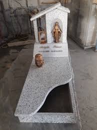 Sin dagli esordi l'azienda ha saputo distinguersi dagli altri operatori del settore funerario grazie ad una produzione di qualità realizzata in bronzo statuario con procedimento a. Offerte Catalogo Lapidi Tombe E Decorazioni Funerarie Marmo O Pietra