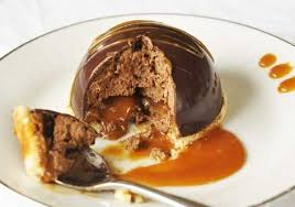 Un Dome De Chocolat Croquant Rempli De Mousse Au Chocolat Avec Du Caramel Cremeux Et Pose Sur Une Base D Mousse Au Chocolat Dome Chocolat Desserts A L Assiette