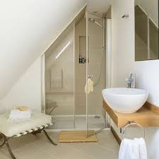 Une Salle De Bain Sous Pente Ou Sous Combles En 52 Photos Douche Combles Amenagement Salle De Bain Salle De Bains Sous Combles