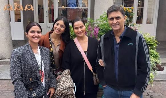 Mohnish Bahl With His Family In London ❤️💝 @mohnish_bahl @aarti.bahl @pranutan @krishaabahl #mohnishbahl #mohnishbehl #aartibahl #pranutanbahl #ektaa