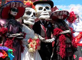La creencia popular es que las almas de los seres queridos que ya se han ido regresan del más allá durante el día de muertos, aunque se cree que vienen y van con frecuencia entre un mundo y otro. Celebracion De Dia De Muertos En Mexico Vidactual