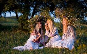 Sunt ielele, ielele, nebunele sunt ielele, ielele, nebunele si trupurile lor pe pamantul gol in padurea cu fosnetul aiurea aprinde luna, asculta furtuna r: Zile Libere 2019 Ce Sunt Rusaliile Ielele Soimanele Sau Zanele Antena 1
