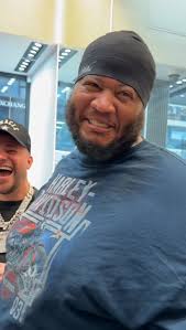 Moses Jeweler Presents Exclusive Gift to WWE Legend Rey Mysterio