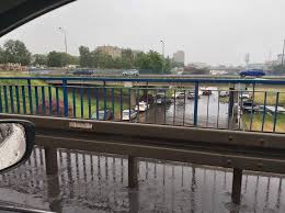 Podczas ulewy woda przedostała się na przystanek pst pod rondem kaponiera. 8tnlfesa0q0ssm