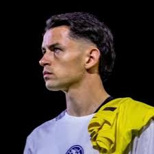 Nunca pensé decirlo pero mínimo al davila también se le ve disposición, y  búfalo solo entra a caminar. Mira que Roger martinez también lo hacía pero  el cabron metía mínimo goles