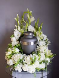 Perfect memorials flower urns are available in metal and wood with floral designs and shapes for feminine memorial options. Memorial Urn Wreath Garden Of Love In Orange Ca The Dizzy Daisy