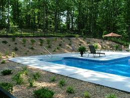 I Have An Uphill Slope In My Backyard This Looks Nice The Other Option Are Walls Which Can Get Expensive Sloped Backyard Backyard House Landscape