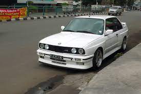 Erkan öztürk'ün önderliğindeki esgaraj ekibi tam 93 parçadan oluşan m3 kitini e30 coupe'nize adapte ederek sizi bir m3 sahibi yapabiliyor. Yup That S Old Indonesian Police Car Bmw E30 M3