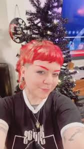 Forgot to post this hair I did in Seattle a couple weeks ago. Ghost roots  for my friend @mx_mercer , #ghostroots #candycane #queerhair #icy  #holidayhair