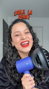 Dyson Supersonic Nural 🧡, Está fue mi experiencia siendo rizada, no se si  fue la emoción pero creo que secó mi pelo mucho más rápido a comparación de  mi secadora anterior, necesito probarla más para ...