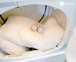 Kalau kamu menggunakan mesin pengering untuk mengeringkan bantal, kamu bisa memasukkan bola tenis. Cara Memutihkan Bantal Yang Mulai Menguning Rumah Dan Gaya Hidup Rumah Com