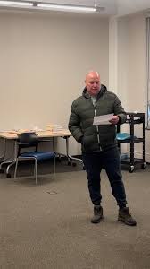 Carlos está feliz con la oportunidad de aprender inglés trabajando en la  compañia F&S!