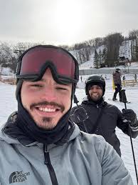 Looking for Roommate(s)/Room Hi everyone! I'm Pavle, a 23-year-old  currently living in the suburbs of Chicago and planning to move into the  city this spring (timing is flexible). I'm looking for 1-2