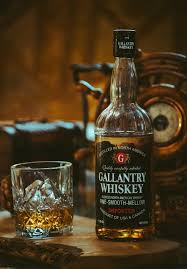 © site besthqwallpapers.com 2020 year. Botol Wiski Gallantry Di Samping Kaca Foto Stok Gratis