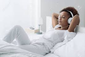 Bett is the first industry show of the year in the education. African American Schone Junge Frau Entspannt Und Musik Horen Uber Kopfhorer Sie Liegt Im Bett Lizenzfreie Fotos Bilder Und Stock Fotografie Image 69230808