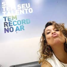 11 EPISODIO DANIELA X CLARAH CHOQUE AMOROSO Apresentação: A escritora e  cantora Clara Averbuck, 31 anos, só queria ganhar um dinheiro (cada família  recebe R$ 25 mil brutos) e divulgar sua banda,