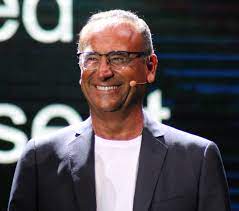 He is a member of a number of boards of directors. Carlo Conti Conduttore Televisivo Wikipedia